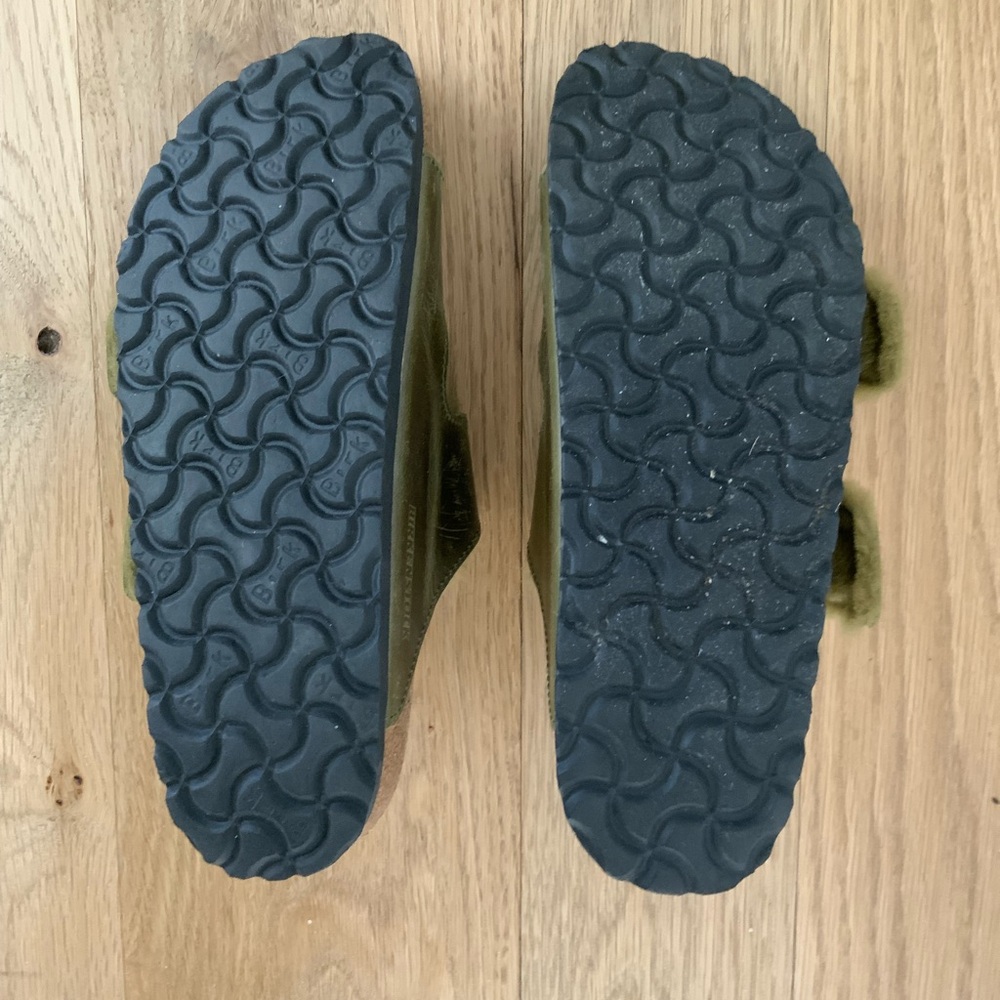 Spring Refresh 🌸 
BIRKENSTOCK Arizona Big Buckle Genuine Shearling
Lined Olive - Picture 9 of 10